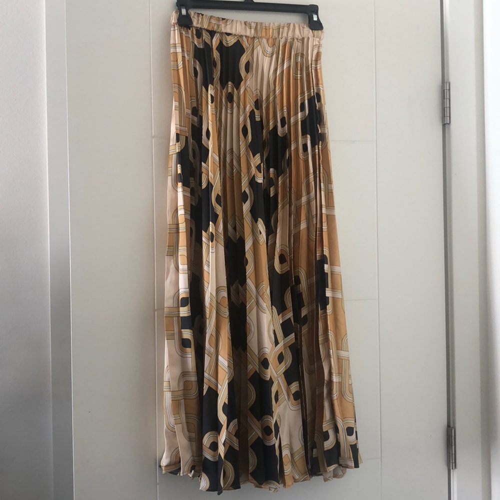 Ankle-length pleated skirt